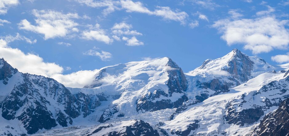 schneebedeckte-berglandschaft-mit-blauer-himmel